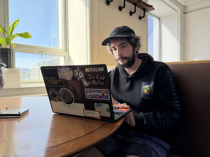 <p>Er wollte eine KI-Firma gründen, fand mit dem Hacker House, das er mit einem Partner betreibt, einen besseren Product-Market-Fit.</p>