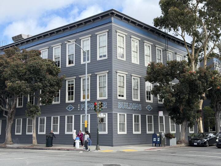 <p>Hier fing alles an: OpenAI, der Entwickler von ChatGPT, zog 2017 ins Pioneer Building im Mission District ein. Ursprünglich gab es im Gebäude eine Kofferfabrik.</p>