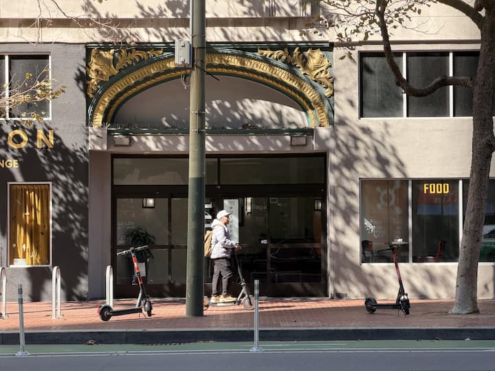 <p>Das Hacker House ist eines von rund 50 ähnlichen Orten, die in der ganzen Stadt verteilt sind und vom KI-Boom befeuert werden.</p>