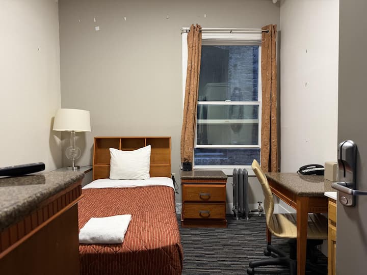 <p>So sieht ein Standardzimmer im Hacker House Acceler8 aus. Es ist für viele junge Unternehmer Zwischenstation in der Stadt. Kostenpunkt: 1500 Dollar, mit Gemeinschaftsbad.</p>