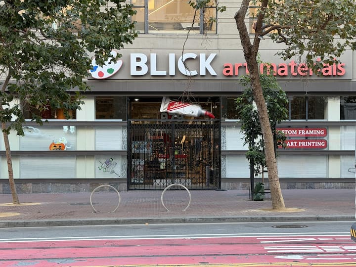 <p>Lustiges Detail: Gleich nebenan ist Blick – nein, das ist nicht ein Ableger dieser Zeitung, sondern in den USA ein Laden für Kunst-Zubehör.</p>