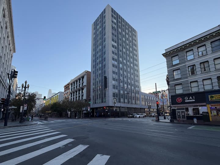 <p>Auch im Frontier Tower, einem Bürogebäude in der Innenstadt, geht es um die Zukunft. Jede Etage hat ihren Schwerpunkt: Robotik, Gesundheit, KI, Blockchain.</p>