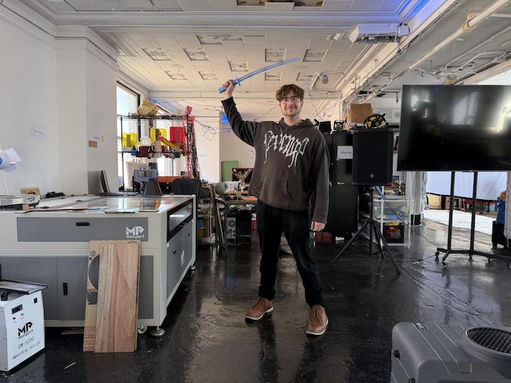 <p>Tony Loehr (28) ist Leiter des Maker-Labs im Frontier Tower.</p>