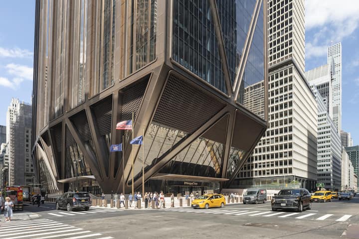 <p>Die Fassade von unten: Der Turm scheint über dem Boden zu schweben – dank innovativer Stahlkonstruktion.</p>