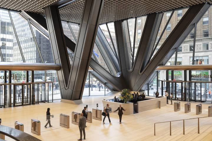 <p>Im Atrium treffen Licht und Architektur aufeinander – ein Gemeinschaftsraum, der fast kathedralisch wirkt.</p>