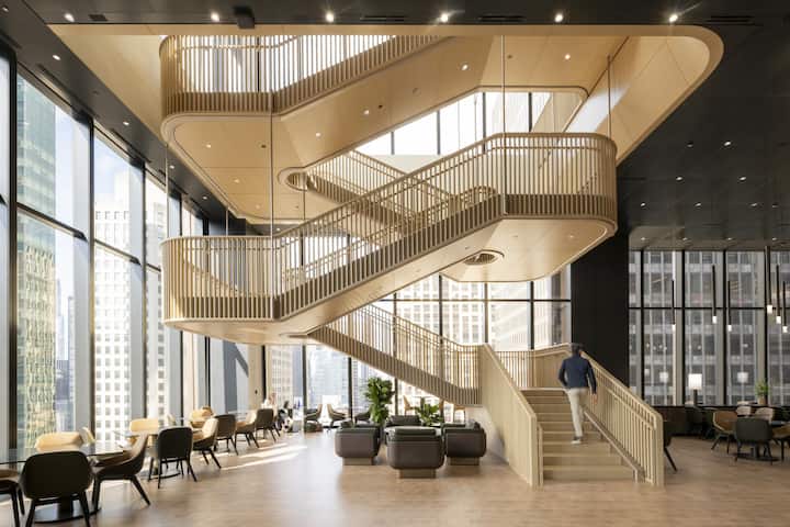 <p>Die elegant geschwungene Innentreppe verbindet mehrere Etagen</p>