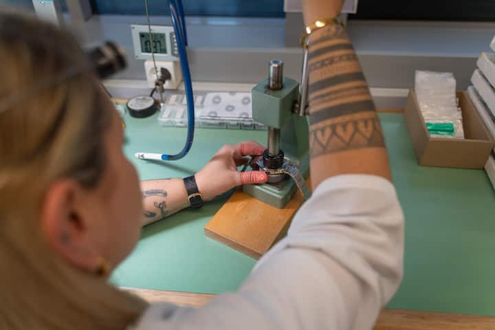 <p>Jetzt wird der Gehäuseboden geschlossen. Die Uhrmacherin verwendet dabei eine spezielle Uhrmacherpresse.</p>