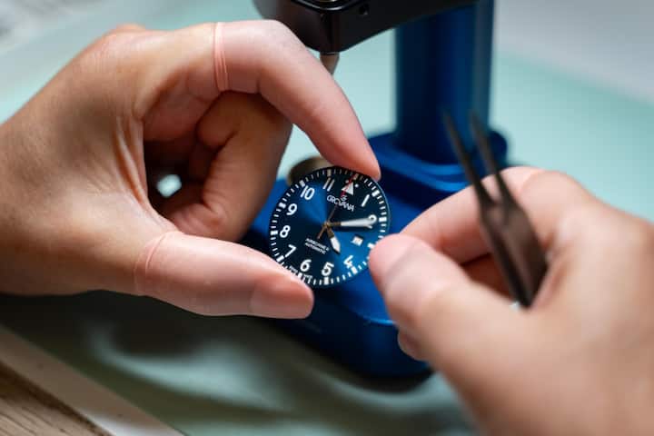 <p>Als Erstes wird der Zeiger gesetzt. Diese Arbeit erfordert viel Feingefühl, da die Funktion der Uhr bereits durch eine minimale Verschiebung von weniger als einem Millimeter beeinträchtigt werden kann.</p>