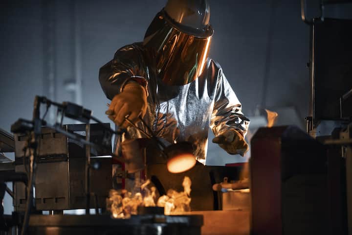 <p>Und ein Blick in den Schmelzofen. Niemand verarbeitet mehr Gold als die Genfer.</p>