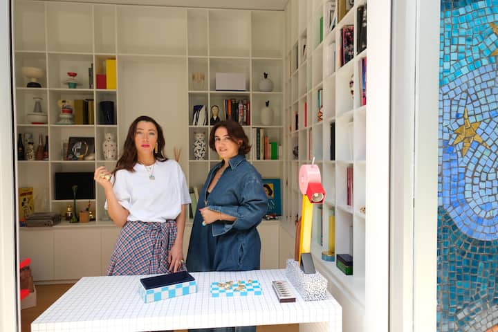 <p>Nina Dzhokhadze (l.) und Natia Chkhartishvili holen die Brosche zurück: </p>