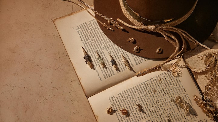 <p>... von Hand in Gold ­gefertigt und teilweise mit Diamanten und Edelsteinen besetzt.</p>