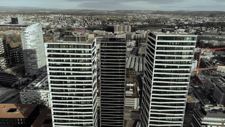 <p>In einem der drei höchsten Wohnhäuser der Schweiz in Dübendorf steht die Penthouse-Wohnung zum Verkauf.</p>