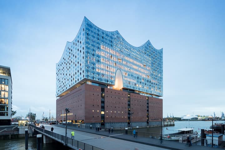 <p>Elbphilharmonie</p><p>Das auch Elphi genannte Konzerthaus im Hafen von Hamburg wurde 2017 eröffnet.</p>
