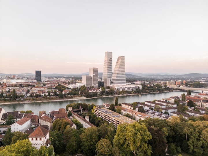 <p>Roche-Türme</p><p>Die beiden Hochhäuser gelten als modernes Wahrzeichen von Basel.</p>