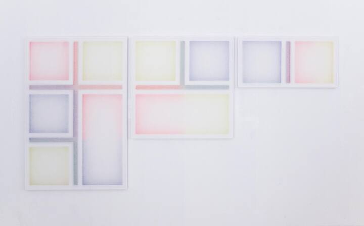 <p>Untitled, Acryl auf Holz, transparentes Polyestergewebe, je 160 × 90 × 9 cm, 2024. Ausstellungsansicht, Reflekti­onen/Réflexions, Die Mobiliar, Bern (CH), 2024.</p>