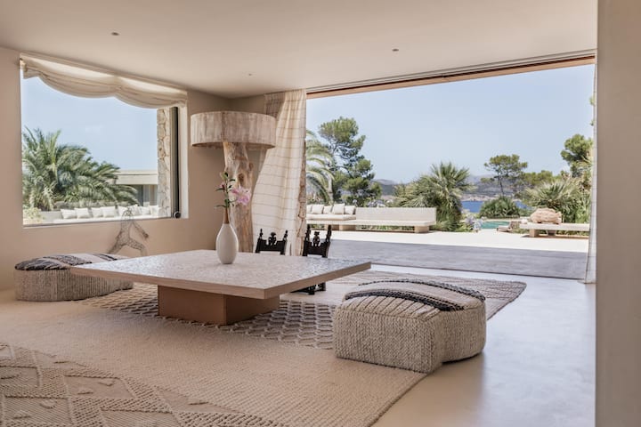 <p>Blick aus dem Wohnzimmer mit grossen Fenstern und weit öffnenden Terrassentüren.</p>