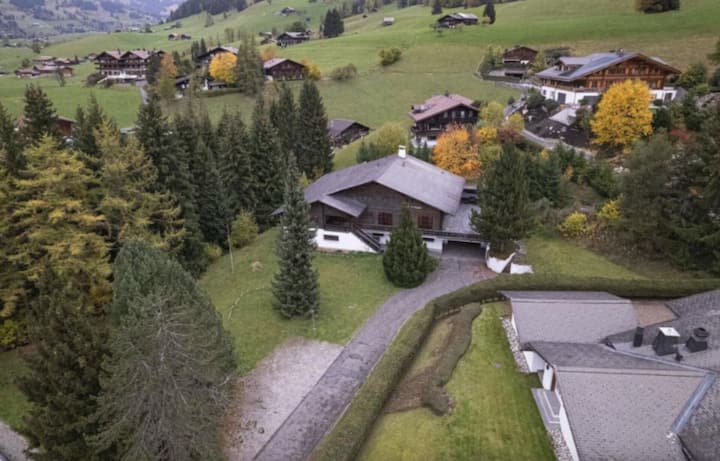 <p>2021 kaufte seine Firma das unscheinbare Grundstück in Gstaad.</p>