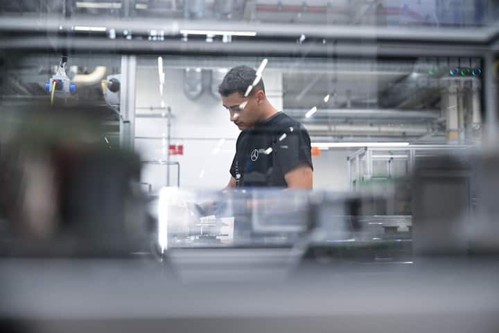 <p>Nun möchte der Konzern aus Stuttgart Autos für alle Preisklassen bauen – und nicht mehr nur fürs Luxussegment.</p>