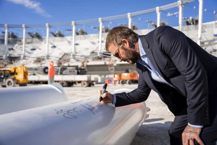 <p>Club-Besitzer David Beckham signiert einen der Stahlträger.</p>