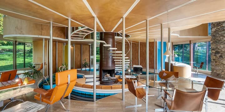 <p>Statt viele einzelne Räume hat das Rundhaus einen komplett offenen Wohnbereich.</p>