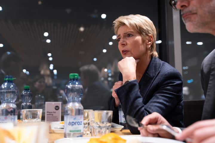 <p>Karin Keller-Sutter beim Essen im Gespräch mit Blick.</p>