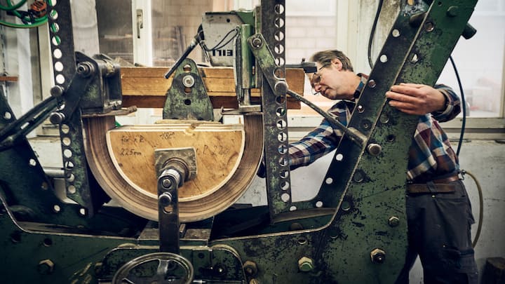 <p>Dafür wird das Holz in einem Ofen erwärmt und dann in eine Form eingespannt.</p>