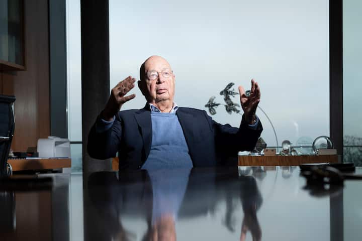 <p>Als er noch WEF-Präsident war: Schwab in seinem Büro überhalb des Genfersees.</p>