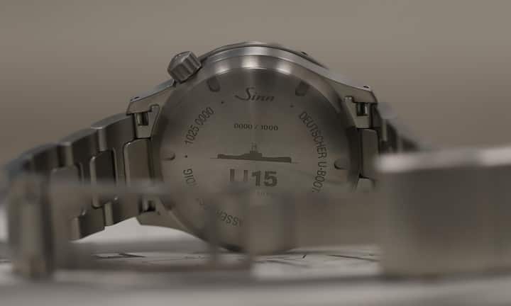<p>Dichter als ein deutsches U-Boot: Die Aufzugskrone ist bei allen drei Modellen ergonomisch bei 4 Uhr platziert worden, auf dem massiven Gehäuseboden gibts neben der Limitierungsnummer auch die Silhouette des namensgebenden U-Boots.</p>