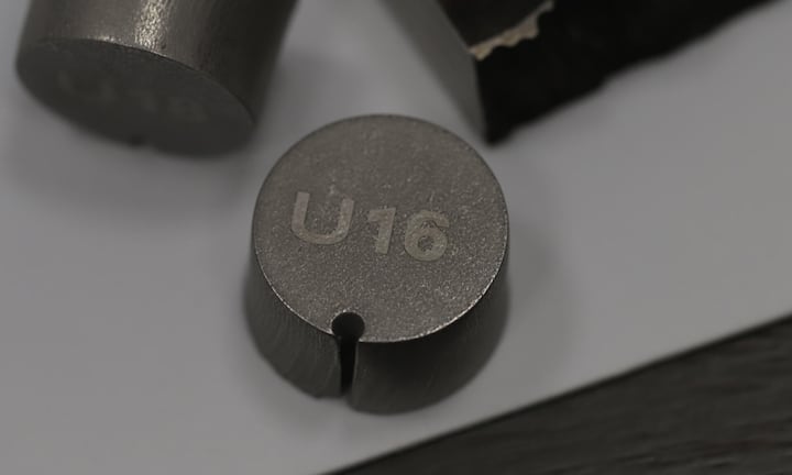 <p>Zusätzlich zur Uhr erhalten Käufer auch noch eine gravierte Ronde aus dem Originalstahl des jeweiligen U-Boots.</p>