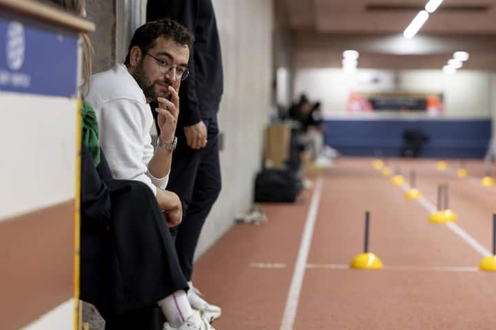 <p>Auch Kambundjis Coach Florian Clivaz verfolgt das Geschehen im Berner Keller genau.</p>