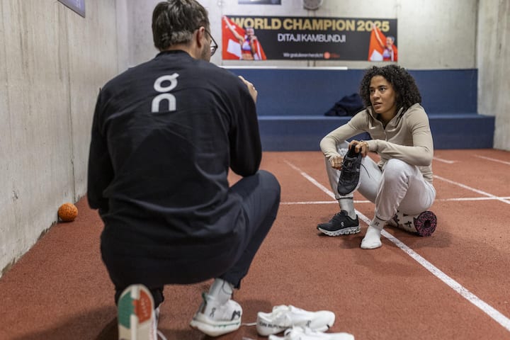 <p>Kambundji muss während der stundenlangen Tests immer wieder ihr Feedback abgeben …</p>