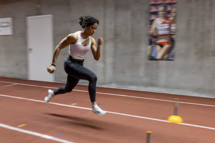 <p>Kambundji absolviert immer wieder von Neuem 60-Meter-Läufe, um die LR2-Samples zu testen.</p>