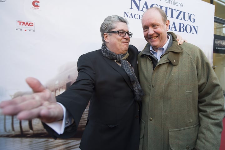 Peter Reichenbach, Produzent C-Films Zuerich, links, mit Filmproduzent Hans Syz, auf dem roten Teppich vor der Filmpremiere "Nachtzug nach Lissabon" am 21. Februar 2013 in Bern. (KEYSTONE/Marcel Bieri)