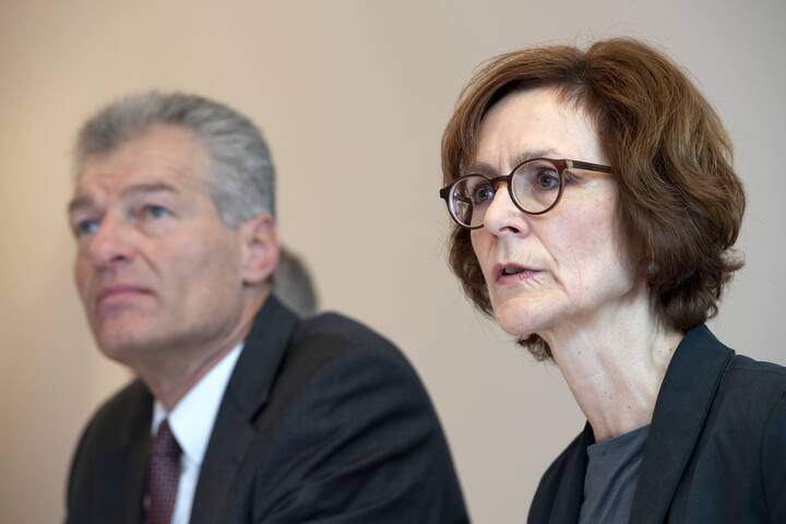 Monika Ruehl, Vorsitzende der Geschaeftsleitung economiesuisse, rechts, spricht an der Seite von Heinz Karrer, Praesident economiesuisse, links, waehrend der Jahresmedienkonferenz von economiesuisse, am Donnerstag, 31. Januar 2019 in Bern. (KEYSTONE/Anthony Anex)