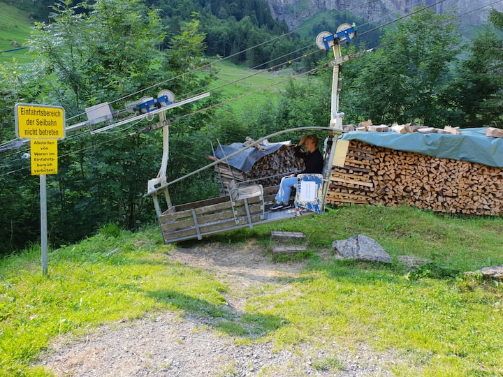 In der Holzkiste hoch zur Musenalp UR in die Käserei von Andrea Gysin und Sepp Herger