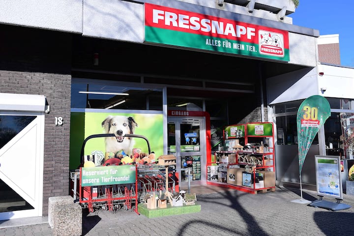 Fressnapf Filiale am 17.03.2020 in Oberhausen Eine Fressnapf Filiale am 17.03.2020 in Oberhausen. Die Fressnapf Holding SE auch: Fressnapf-Gruppe ist ein Franchise-Unternehmen mit Sitz in Krefeld. 
