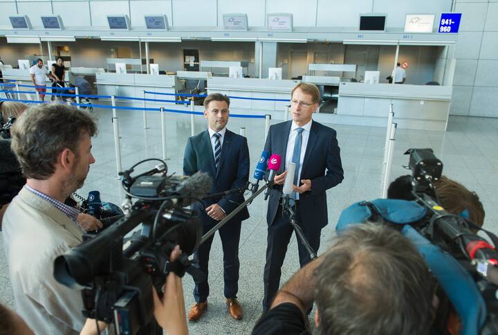 Ingolf Schumacher (r), Vorsitzer Tarifpolitik Vereinigung Cockpit und Janis Schmitt, Pressesprecher der Vereinigung Cockpit
