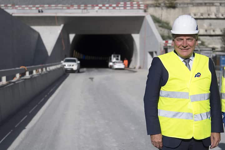 Jacques Melly, Conseiller d'Etat valaisan pose devant le tunnel de Viege (TUVI) lors d'une visite du chantier de l'autoroute A9 en construction ce mardi 17 septembre 2019 a Visp dans le Haut-Valais. (KEYSTONE/Laurent Gillieron)