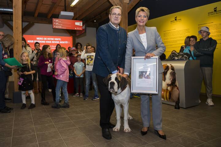 La Conseillere federale Karin Keller-Sutter pose avec, Zeus, le chien Saint-Bernard et Jean-Rene Fournier, gauche, Conseiller aux Etats valaisan lors d'une visite au Barryland, le musee des chiens du saint-bernard ce mardi 22 octobre 2019 a Martigny. La Conseillere federale Karin Keller-Sutter a ete designee marraine de Zeus, le chien Saint-Bernard de six mois. (KEYSTONE/Jean-Christophe Bott)