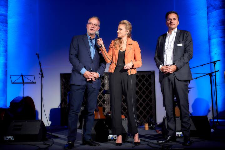 Preisverleihung des 5vor12-Preis fuer Deregulierung von StrategieDialog21 und dem Swiss Venture Club im Rathaus Bern. Jobst Wagner, StrategieDialog21, Nathaly Bachmann, CEO Essence Relations, Andreas Gerber, Swiss Venture Club. © Adrian Moser / Bilanz