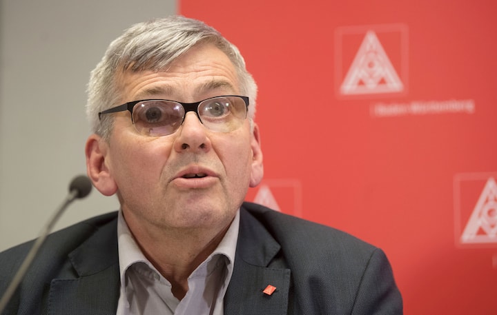 ARCHIV - 06.02.2018, Baden-Württemberg, Stuttgart: Jörg Hofmann, Vorsitzender der IG-Metall bei einer Pressekonferenz zum Abschluss der Tarifverhandlungen. Hofmann tritt erneut für das Spitzenamt der einflussreichen Gewerkschaft IG Metall an. Der seit 2015 amtierende Erste Vorsitzende werde sich am Gewerkschaftstag im Oktober mit einer unveränderten Führungsmannschaft zur Wahl stellen, teilte die IG Metall am 07.05.2019 in Frankfurt mit. 