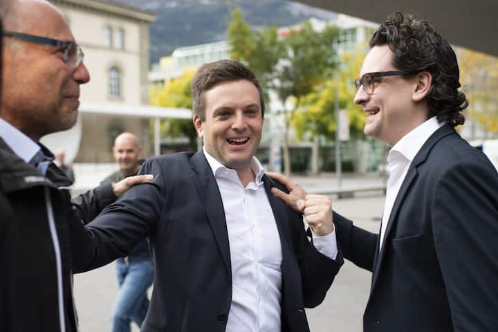 Nationalratskandidat Jon Pult (SP), Mitte, feiert mit Genossen den Gewinn zweier Sitze, bei den Buendner National- und Staenderatswahlen, am Sonntag, 20. Oktober 2019, in Chur. (KEYSTONE/Gian Ehrenzeller)