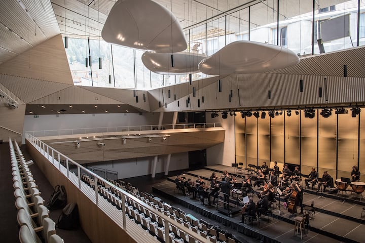 Im Konzertsaal des Hotels Radisson Blu in Andermatt wird die Akustik optimiert.Fotografiert am 7. Juni 2019 in AndermattNadia Schrli / Luzernerzeitung 