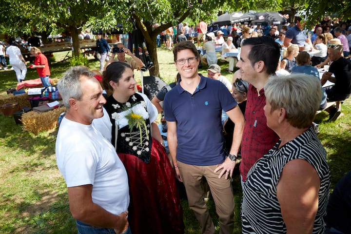 Schuepfen 1.8.2019 - Lars Guggisberg inmitten von Anhaengern, anlaesslich eines 1. August Bauernzmorge auf einem Hof in Schuepberg. © Annette Boutellier