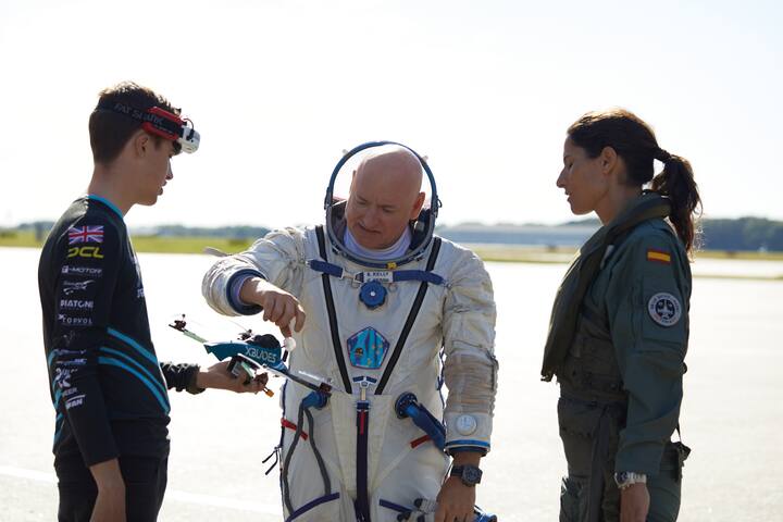 Luke Bannister, Drohnenpilot, Scott Kelly, Astronaut, und Rocío González Torres, Kampfjetpilotin (v.l.)
