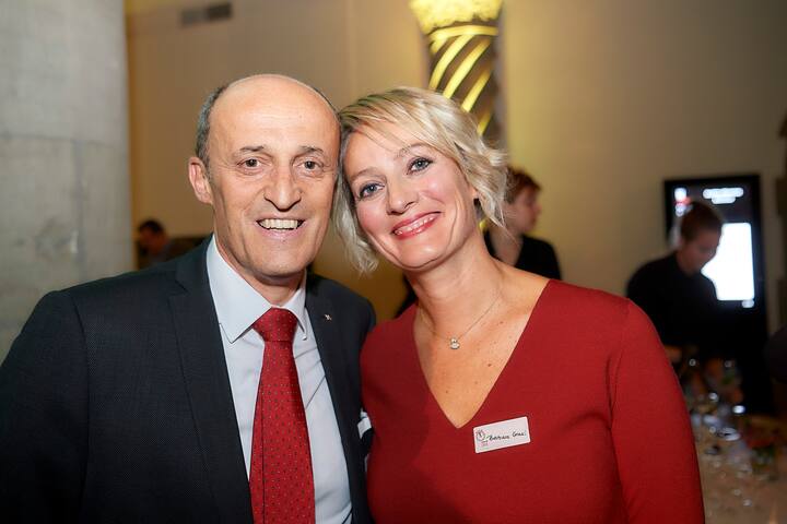 Preisverleihung des 5vor12-Preis fuer Deregulierung von StrategieDialog21 und dem Swiss Venture Club im Rathaus Bern. Marzio Grassi, Swiss Venture Club mit Barbara Grassi. © Adrian Moser / Bilanz