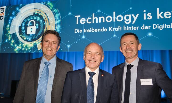 Peter Grütter, Präsident asut; Ueli Maurer, Bundesrat; Christian Grasser, Geschäftsführer asut