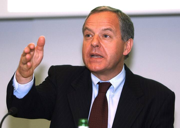 Lukas Muehlemann, Chairman und CEO der Credit Suisse Group, beantwortet am Dienstag, 12. Maerz 2002, anlaesslich einer Pressekonferenz in Zuerich die Fragen der Journalisten. Die Credit Suisse Group hat im vergangenen Geschaeftsjahr weniger Gewinn erzielt als im Vorjahr. Sorgen bereitete vor allem die Credit Suisse First Boston, deren operativer Gewinn um 78 Prozent auf 571 Mio. Franken sank. (KEYSTONE/Steffen Schmidt)