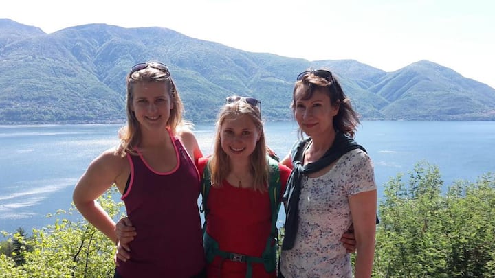 Suzanne Thoma mit ihren beiden Töchtern Elisabeth Jansen (l.) und Frances Hubis.