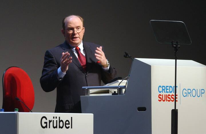 Walter B. Kielholz, Praesident des Verwaltungsrates der Credit Suisse Group an der ordentlichen Generalversammlung am Freitag, 25. April 2003 in Zuerich. Nach dem Rekordverlust von CHF 3,3 Mrd. im vergangenen Jahr will die Credit Suisse Group zur alten Staerke zurueckfinden. Nachdruecklich will der Finanzkonzern die Kosten senken. Lohnexzesse sollen kuenftig nicht mehr vorkommen. (KEYSTONE/Dorothea Mueller)